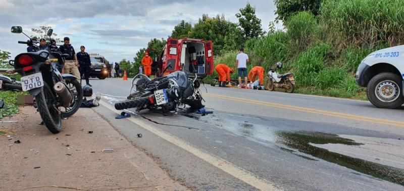 Colisão entre duas motocicletas deixa dois mortos e um em estado grave nesta manhã de sábado na BR-364 em RO