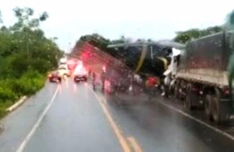 Colisão entre ônibus e carreta na BR-364 entre Cacoal e Médici deixou vários feridos nesta manhã Colisão entre ônibus e carreta na BR-364 entre Cacoal e Médici deixou vários feridos nesta manhã