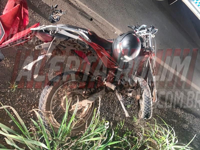 Motociclista sofre fratura após colidir frontalmente com carro na RO-010 em Rolim de Moura Motociclista sofre fratura após colidir frontalmente com carro na RO-010 em Rolim de Moura