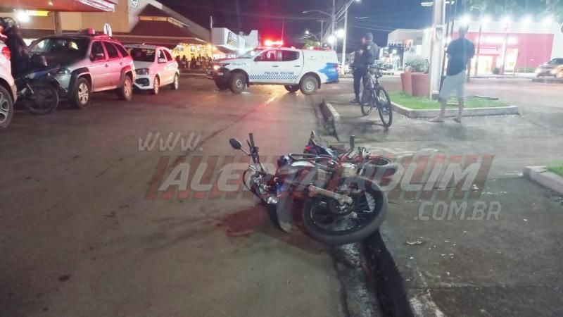 Condutor de carro invade preferencial, ocasiona acidente no Centro de Rolim de Moura e logo em seguida foge do local Condutor de carro invade preferencial, ocasiona acidente no Centro de Rolim de Moura e logo em seguida foge do local