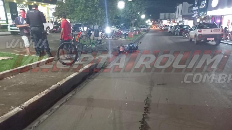 Condutor de carro invade preferencial, ocasiona acidente no Centro de Rolim de Moura e logo em seguida foge do local Condutor de carro invade preferencial, ocasiona acidente no Centro de Rolim de Moura e logo em seguida foge do local