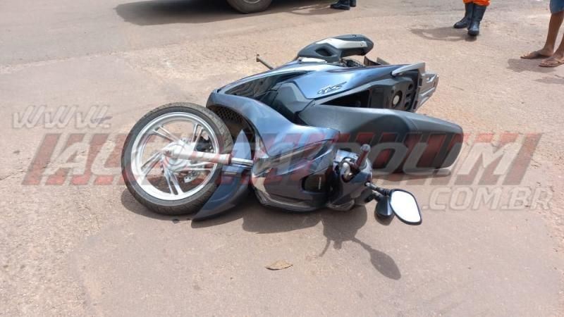 Condutor inabilitado invade via e ocasiona acidente em Rolim de Moura - Vídeo Condutor inabilitado invade via e ocasiona acidente em Rolim de Moura - Vídeo