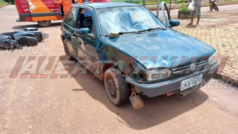 Condutor inabilitado invade via e ocasiona acidente em Rolim de Moura - Vídeo Condutor inabilitado invade via e ocasiona acidente em Rolim de Moura - Vídeo