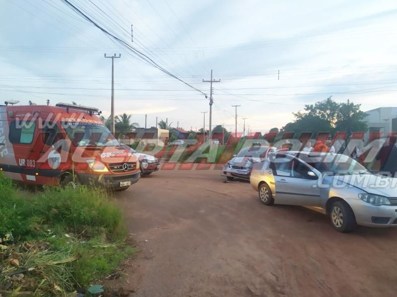 Dois carros colidiram nesta tarde de sexta-feira no bairro Boa Esperança em Rolim de Moura Dois carros colidiram nesta tarde de sexta-feira no bairro Boa Esperança em Rolim de Moura