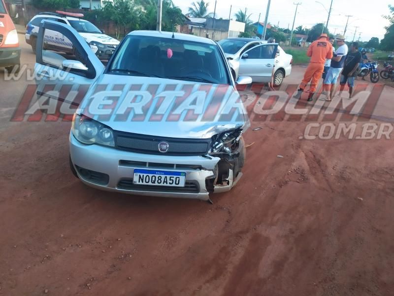 Dois carros colidiram nesta tarde de sexta-feira no bairro Boa Esperança em Rolim de Moura Dois carros colidiram nesta tarde de sexta-feira no bairro Boa Esperança em Rolim de Moura