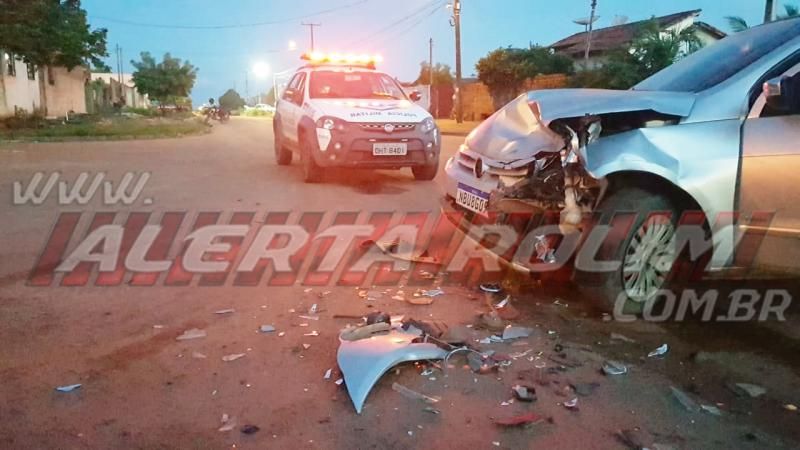 Dois carros colidiram nesta tarde de sexta-feira no bairro Boa Esperança em Rolim de Moura Dois carros colidiram nesta tarde de sexta-feira no bairro Boa Esperança em Rolim de Moura