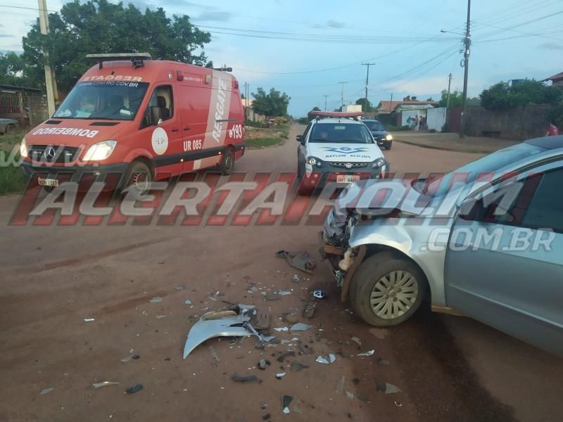 Dois carros colidiram nesta tarde de sexta-feira no bairro Boa Esperança em Rolim de Moura Dois carros colidiram nesta tarde de sexta-feira no bairro Boa Esperança em Rolim de Moura