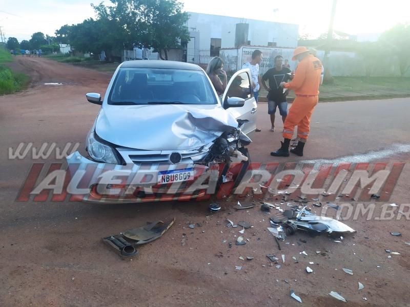 Dois carros colidiram nesta tarde de sexta-feira no bairro Boa Esperança em Rolim de Moura Dois carros colidiram nesta tarde de sexta-feira no bairro Boa Esperança em Rolim de Moura