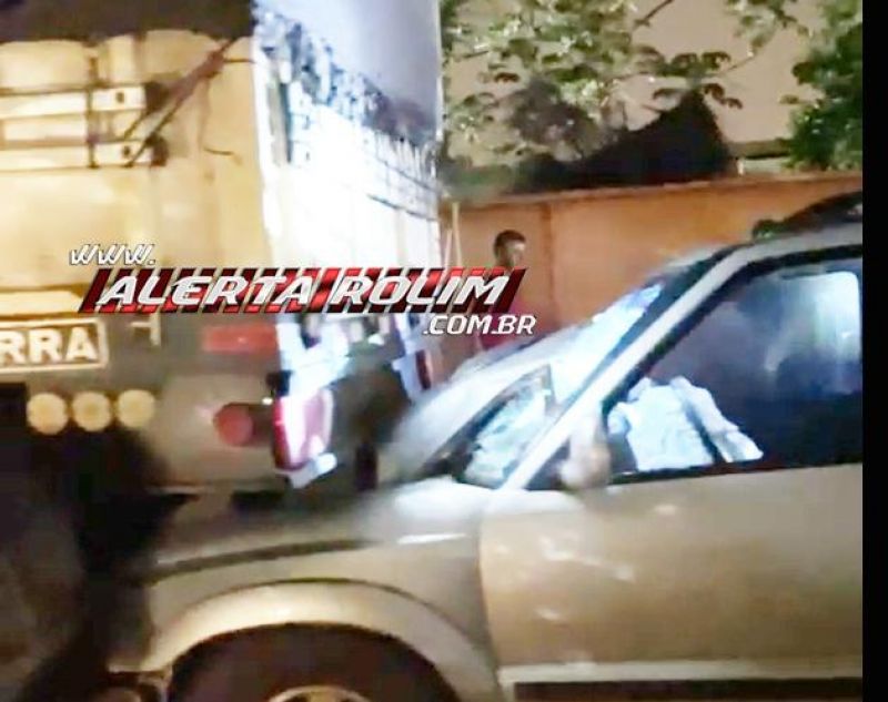 Durante a madrugada, condutor de caminhonete bateu na traseira de carreta estacionada em Rolim de Moura Durante a madrugada, condutor de caminhonete bateu na traseira de carreta estacionada em Rolim de Moura