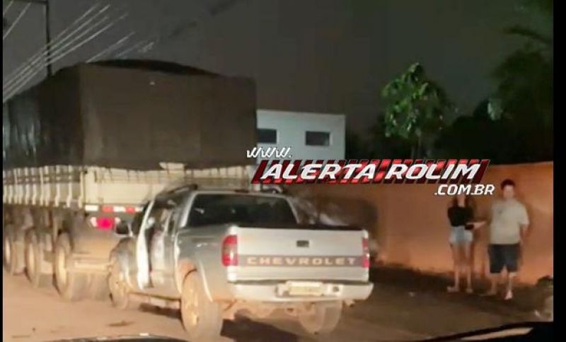 Durante a madrugada, condutor de caminhonete bateu na traseira de carreta estacionada em Rolim de Moura Durante a madrugada, condutor de caminhonete bateu na traseira de carreta estacionada em Rolim de Moura