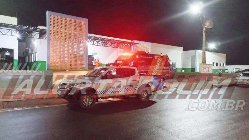 Homem leva dois tiros no pescoço no Jatobá II em Rolim de Moura; Criminosos também tentaram matar seu irmão nos últimos dias, mas arma falhou três vezes - Vídeo Homem leva dois tiros no pescoço no Jatobá II em Rolim de Moura; Criminosos também tentaram matar seu irmão nos últimos dias, mas arma falhou três vezes - Vídeo