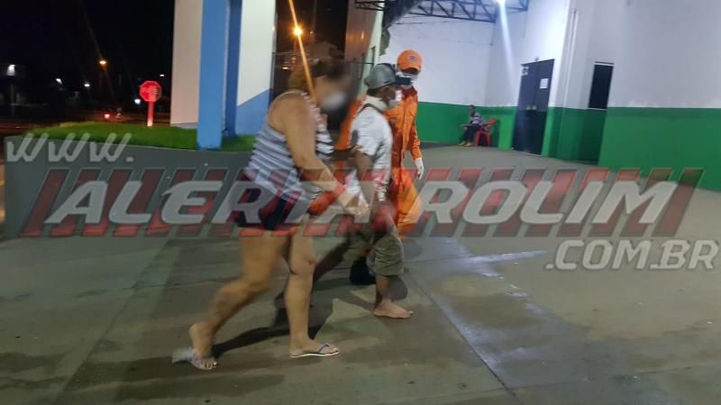 Homem leva dois tiros no pescoço no Jatobá II em Rolim de Moura; Criminosos também tentaram matar seu irmão nos últimos dias, mas arma falhou três vezes - Vídeo Homem leva dois tiros no pescoço no Jatobá II em Rolim de Moura; Criminosos também tentaram matar seu irmão nos últimos dias, mas arma falhou três vezes - Vídeo