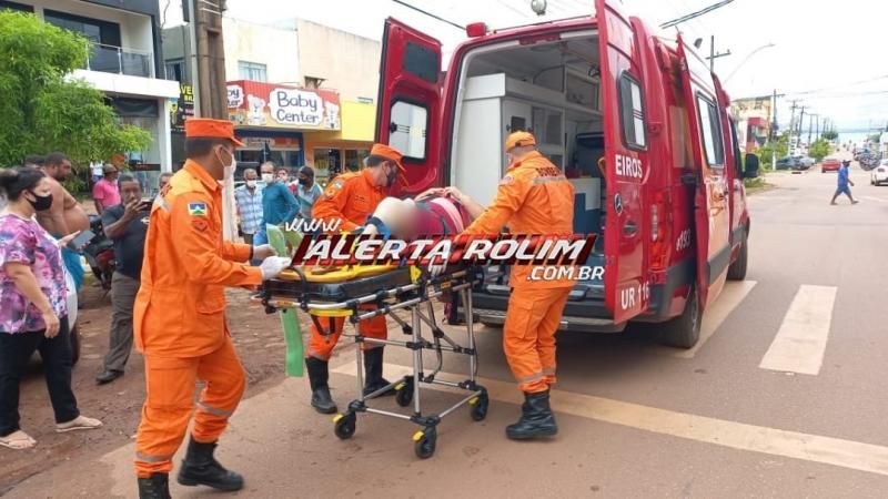Idosa fratura a perna ao ser atingida por moto enquanto passava pela faixa de pedestres no Centro de Rolim de Moura; Motociclista fugiu do local após a colisão Idosa fratura a perna ao ser atingida por moto enquanto passava pela faixa de pedestres no Centro de Rolim de Moura; Motociclista fugiu do local após a colisão