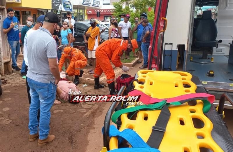 Idosa fratura a perna ao ser atingida por moto enquanto passava pela faixa de pedestres no Centro de Rolim de Moura; Motociclista fugiu do local após a colisão Idosa fratura a perna ao ser atingida por moto enquanto passava pela faixa de pedestres no Centro de Rolim de Moura; Motociclista fugiu do local após a colisão