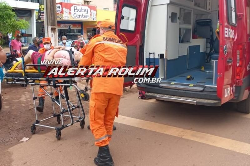 Idosa fratura a perna ao ser atingida por moto enquanto passava pela faixa de pedestres no Centro de Rolim de Moura; Motociclista fugiu do local após a colisão Idosa fratura a perna ao ser atingida por moto enquanto passava pela faixa de pedestres no Centro de Rolim de Moura; Motociclista fugiu do local após a colisão