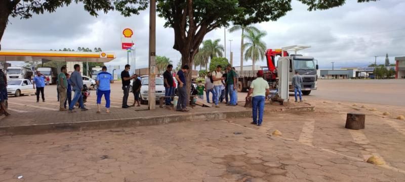 Jovem leva tiros na cabeça em pátio de posto de combustível de Vilhena Jovem leva tiros na cabeça em pátio de posto de combustível de Vilhena