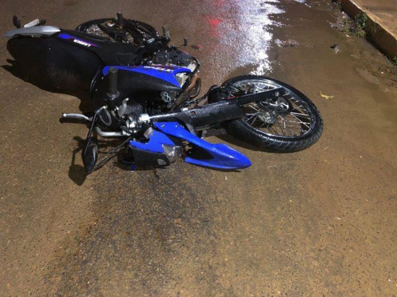 Jovem perde a vida após colidir motocicleta em caminhão estacionado, em RO Jovem perde a vida após colidir motocicleta em caminhão estacionado, em RO