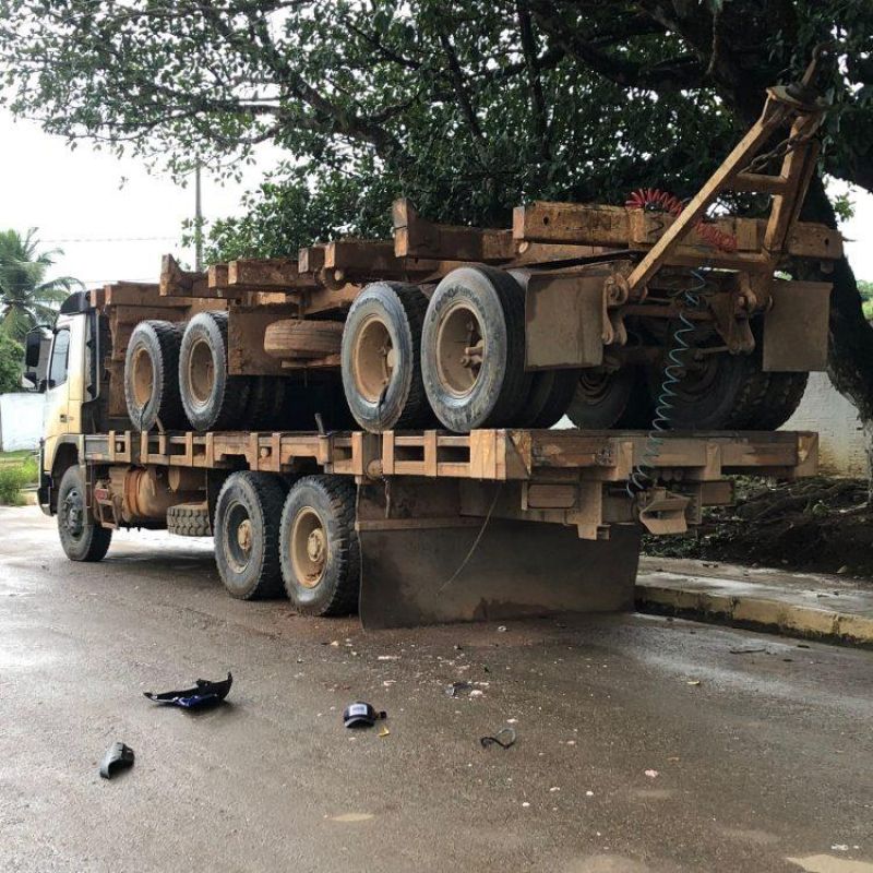 Jovem perde a vida após colidir motocicleta em caminhão estacionado, em RO Jovem perde a vida após colidir motocicleta em caminhão estacionado, em RO