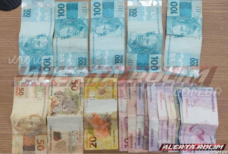 Mais de mil carteiras de cigarros contrabandeadas foram apreendidas e um suspeito foi preso pela PM em Novo Horizonte/RO Mais de mil carteiras de cigarros contrabandeadas foram apreendidas e um suspeito foi preso pela PM em Novo Horizonte/RO