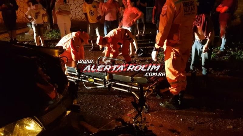 Motociclista foi socorrido pelo Corpo de Bombeiros após colidir frontalmente em carro no bairro Beira Rio Motociclista foi socorrido pelo Corpo de Bombeiros após colidir frontalmente em carro no bairro Beira Rio