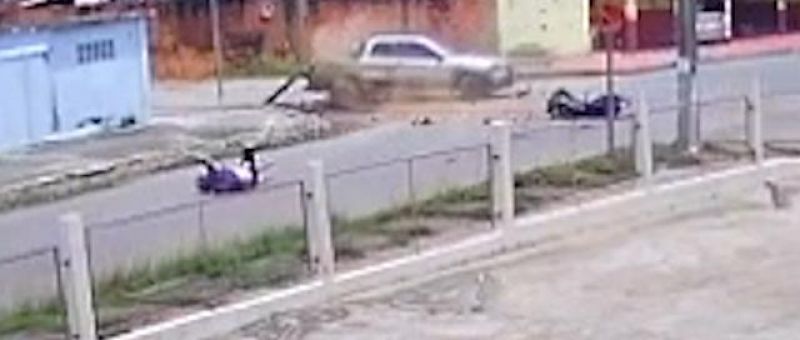 Motociclista em alta velocidade se choca com pick-up em Presidente Médici, câmera registrou momento da batida
