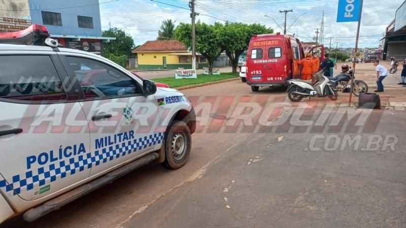 Mulher é socorrida com suspeita de fratura após bater moto em outro motociclista que invadiu a via em Rolim de moura – Veja o momento da colisão Mulher é socorrida com suspeita de fratura após bater moto em outro motociclista que invadiu a via em Rolim de moura – Veja o momento da colisão