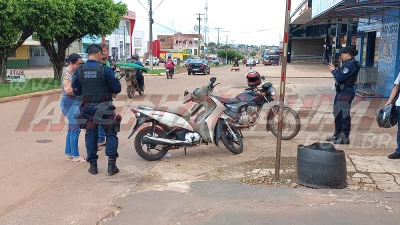 Mulher é socorrida com suspeita de fratura após bater moto em outro motociclista que invadiu a via em Rolim de moura – Veja o momento da colisão Mulher é socorrida com suspeita de fratura após bater moto em outro motociclista que invadiu a via em Rolim de moura – Veja o momento da colisão