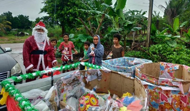 Papai Noel da PM, comunidade e comerciantes distribuíram vários presentes para as crianças em Nova Brasilândia Papai Noel da PM, comunidade e comerciantes distribuíram vários presentes para as crianças em Nova Brasilândia