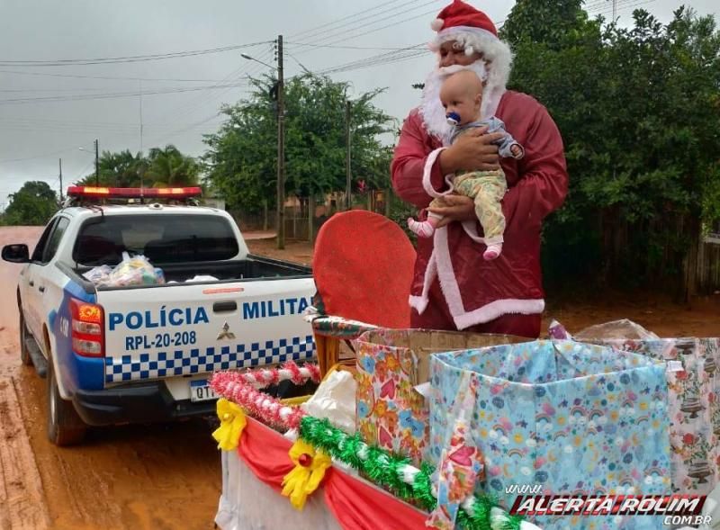 Papai Noel da PM, comunidade e comerciantes distribuíram vários presentes para as crianças em Nova Brasilândia Papai Noel da PM, comunidade e comerciantes distribuíram vários presentes para as crianças em Nova Brasilândia