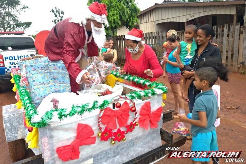 Papai Noel da PM, comunidade e comerciantes distribuíram vários presentes para as crianças em Nova Brasilândia Papai Noel da PM, comunidade e comerciantes distribuíram vários presentes para as crianças em Nova Brasilândia
