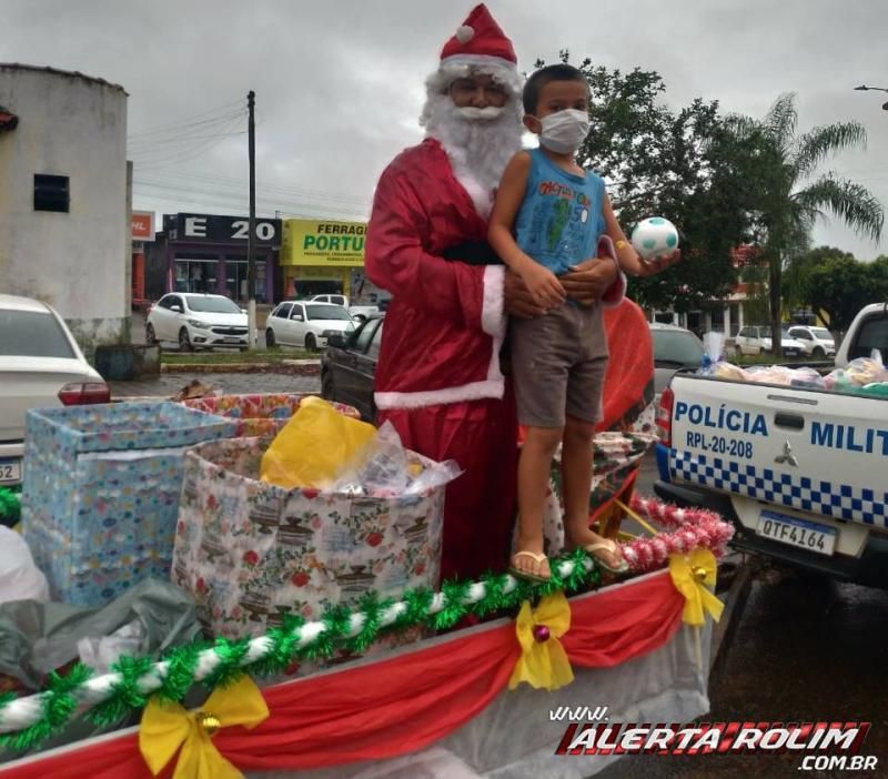 Papai Noel da PM, comunidade e comerciantes distribuíram vários presentes para as crianças em Nova Brasilândia Papai Noel da PM, comunidade e comerciantes distribuíram vários presentes para as crianças em Nova Brasilândia
