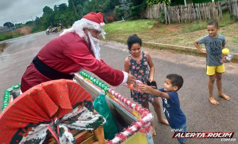 Papai Noel da PM, comunidade e comerciantes distribuíram vários presentes para as crianças em Nova Brasilândia Papai Noel da PM, comunidade e comerciantes distribuíram vários presentes para as crianças em Nova Brasilândia