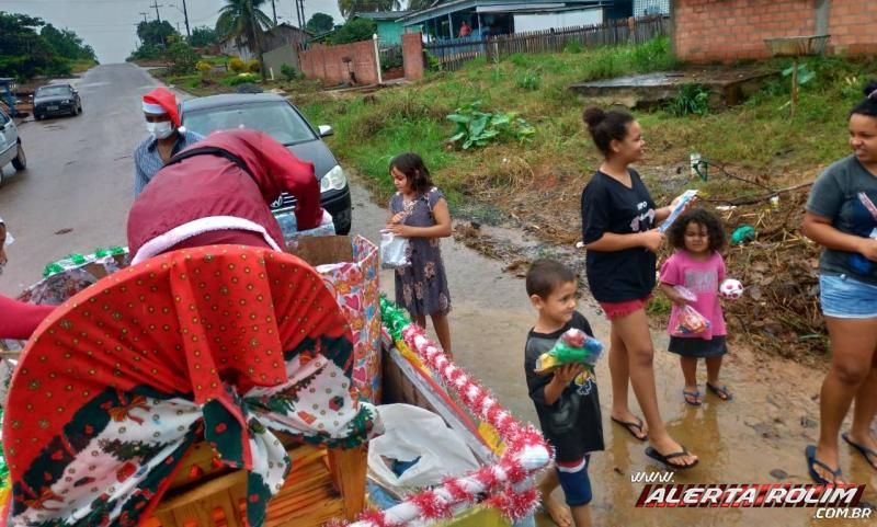 Papai Noel da PM, comunidade e comerciantes distribuíram vários presentes para as crianças em Nova Brasilândia Papai Noel da PM, comunidade e comerciantes distribuíram vários presentes para as crianças em Nova Brasilândia