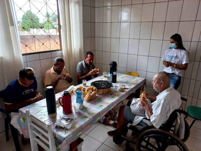 Pessoas, em situação de rua, de Rolim de Moura recebem atenção e carinho do poder público Pessoas, em situação de rua, de Rolim de Moura recebem atenção e carinho do poder público