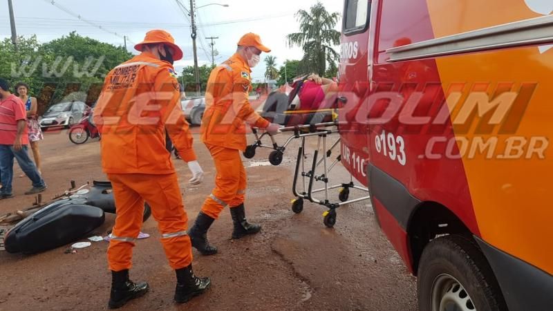 Terceiro acidente de trânsito do dia envolveu carro e moto e deixou uma pessoa ferida em Rolim de Moura - Vídeo Terceiro acidente de trânsito do dia envolveu carro e moto e deixou uma pessoa ferida em Rolim de Moura - Vídeo