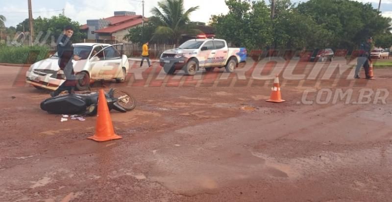Terceiro acidente de trânsito do dia envolveu carro e moto e deixou uma pessoa ferida em Rolim de Moura - Vídeo Terceiro acidente de trânsito do dia envolveu carro e moto e deixou uma pessoa ferida em Rolim de Moura - Vídeo