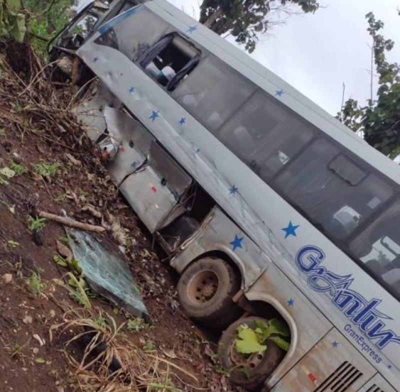 URGENTE – Caminhão, ônibus e carreta se envolveram em acidente na BR-364; uma das vítimas foi socorrida em estado grave URGENTE – Caminhão, ônibus e carreta se envolveram em acidente na BR-364; uma das vítimas foi socorrida em estado grave