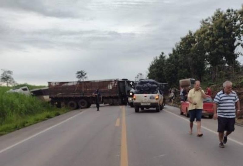 URGENTE – Caminhão, ônibus e carreta se envolveram em acidente na BR-364; uma das vítimas foi socorrida em estado grave URGENTE – Caminhão, ônibus e carreta se envolveram em acidente na BR-364; uma das vítimas foi socorrida em estado grave