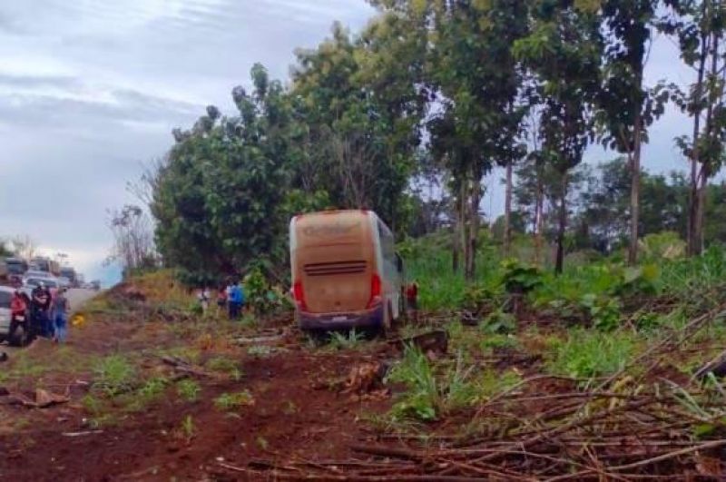 URGENTE – Caminhão, ônibus e carreta se envolveram em acidente na BR-364; uma das vítimas foi socorrida em estado grave URGENTE – Caminhão, ônibus e carreta se envolveram em acidente na BR-364; uma das vítimas foi socorrida em estado grave