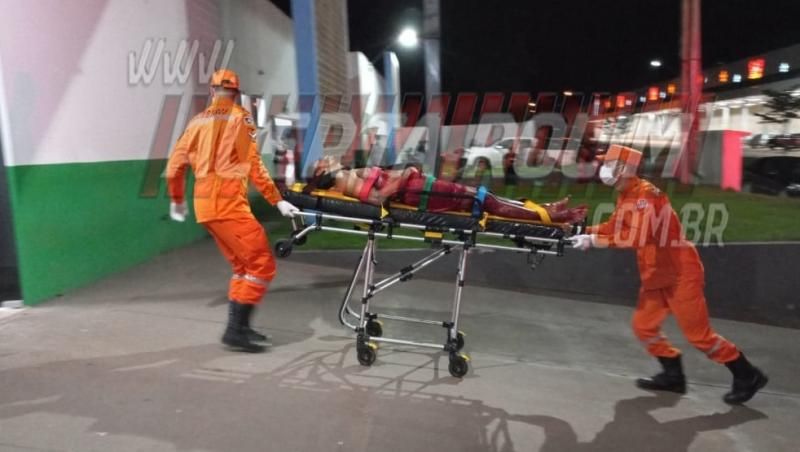 PM troca tiros com criminoso que tentou matar homem na noite de quarta-feira em Rolim de Moura; A vítima foi atingida quatro vezes – Vídeo PM troca tiros com criminoso que tentou matar homem na noite de quarta-feira em Rolim de Moura; A vítima foi atingida quatro vezes – Vídeo