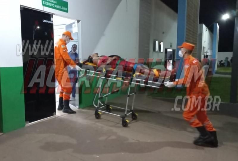 PM troca tiros com criminoso que tentou matar homem na noite de quarta-feira em Rolim de Moura; A vítima foi atingida quatro vezes – Vídeo PM troca tiros com criminoso que tentou matar homem na noite de quarta-feira em Rolim de Moura; A vítima foi atingida quatro vezes – Vídeo