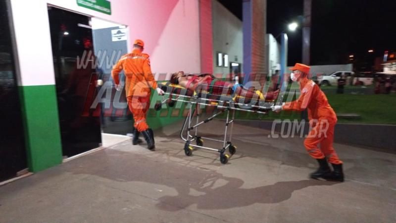 PM troca tiros com criminoso que tentou matar homem na noite de quarta-feira em Rolim de Moura; A vítima foi atingida quatro vezes – Vídeo PM troca tiros com criminoso que tentou matar homem na noite de quarta-feira em Rolim de Moura; A vítima foi atingida quatro vezes – Vídeo