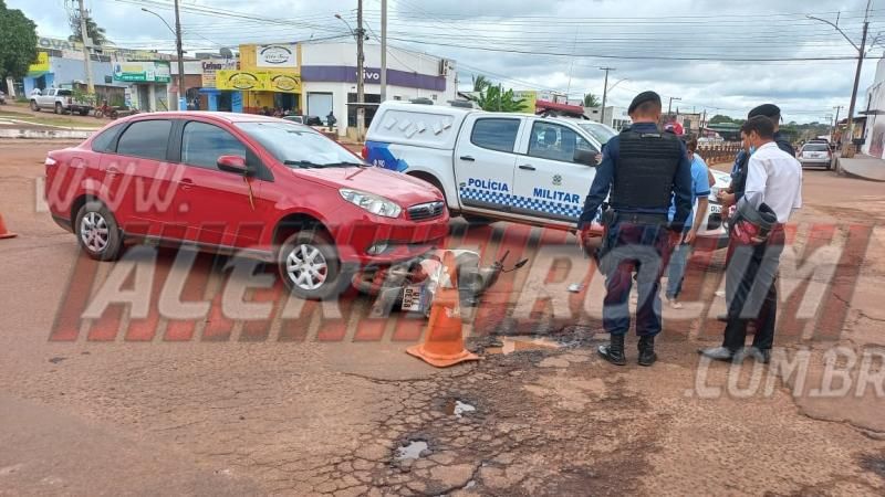 Acidente de trânsito entre carro e moto foi registrado na área central de Rolim de Moura nesta manhã de terça-feira