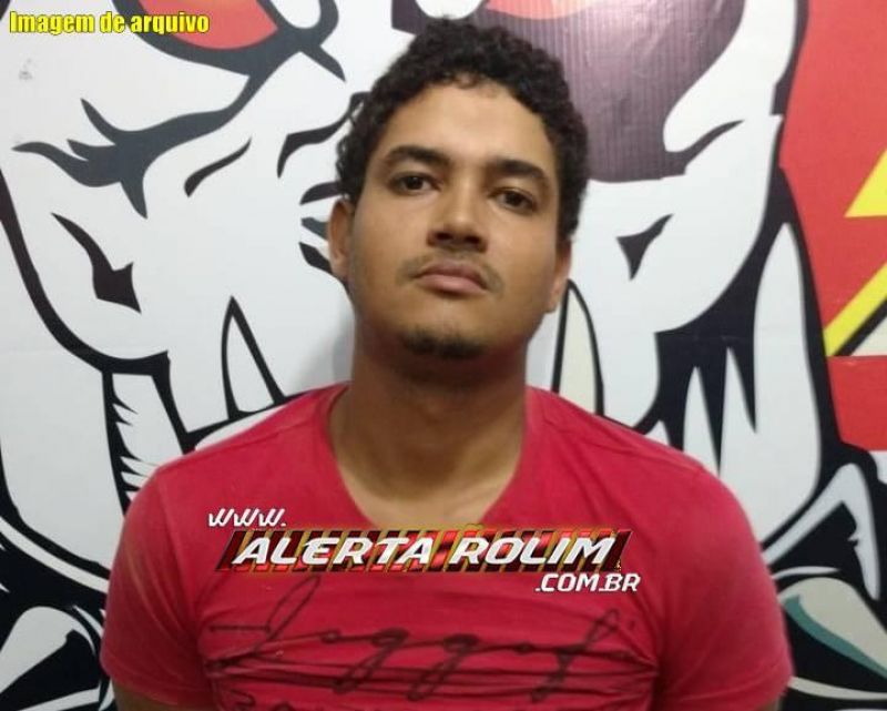 Acusado de roubo em Cacoal, com mais de 8 anos de prisão decretada foi preso pela PM em Rolim de Moura; assista ao vídeo do momento da prisão Acusado de roubo em Cacoal, com mais de 8 anos de prisão decretada foi preso pela PM em Rolim de Moura; assista ao vídeo do momento da prisão