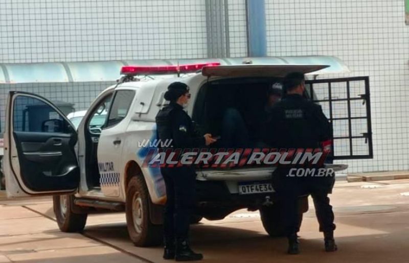Acusado de roubo em Cacoal, com mais de 8 anos de prisão decretada foi preso pela PM em Rolim de Moura; assista ao vídeo do momento da prisão Acusado de roubo em Cacoal, com mais de 8 anos de prisão decretada foi preso pela PM em Rolim de Moura; assista ao vídeo do momento da prisão