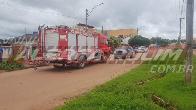 Bombeiros agem rápido e evitam que casa fosse consumida por incêndio nesta manhã em Rolim de Moura Bombeiros agem rápido e evitam que casa fosse consumida por incêndio nesta manhã em Rolim de Moura