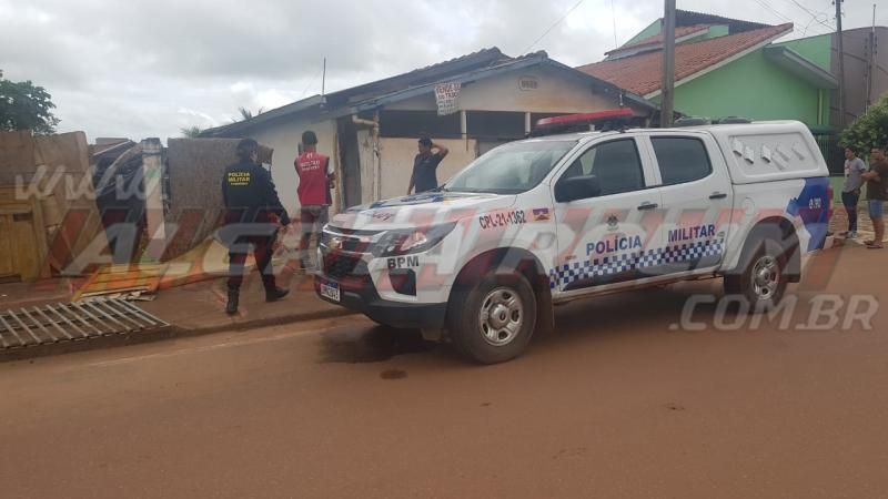 Bombeiros agem rápido e evitam que casa fosse consumida por incêndio nesta manhã em Rolim de Moura Bombeiros agem rápido e evitam que casa fosse consumida por incêndio nesta manhã em Rolim de Moura