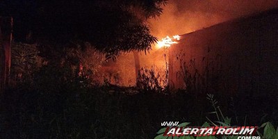 Bombeiros controlam incêndio em residência de madeira no bairro Jardim Tropical em Rolim de Moura - Vídeo