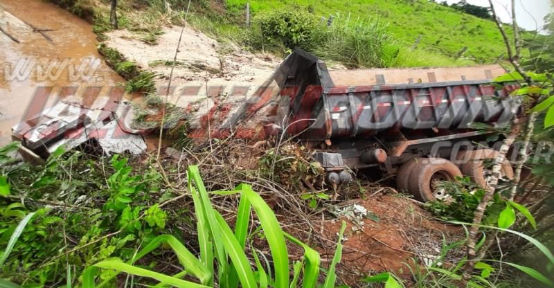 Cabine se desprende de caçamba após condutor sair da pista e parar em córrego da RO-010 em Nova Estrela Cabine se desprende de caçamba após condutor sair da pista e parar em córrego da RO-010 em Nova Estrela
