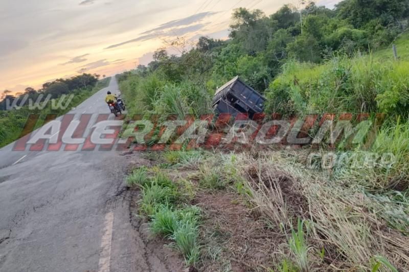 Cabine se desprende de caçamba após condutor sair da pista e parar em córrego da RO-010 em Nova Estrela Cabine se desprende de caçamba após condutor sair da pista e parar em córrego da RO-010 em Nova Estrela